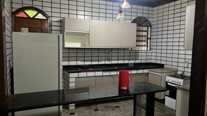 Refrigerador, microondas, placa de cocina, licuadora
