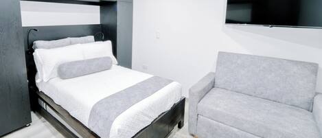 5 bedrooms, iron/ironing board, WiFi, bed sheets