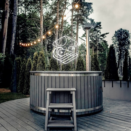 Außen-Whirlpool. Gemütliches sechseckiges Tiny House