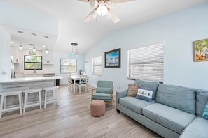 Smart TV - ⚓Hidden Treasure Unit A! Heated Pool just 200 steps to the beach!⚓ (Bradenton Beach)