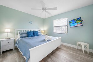 2 bedrooms, iron/ironing board, free WiFi, bed sheets - ⚓Hidden Treasure Unit A! Heated Pool just 200 steps to the beach!⚓ (Bradenton Beach)