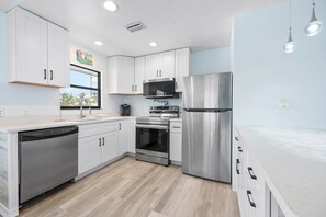 Frigorifero, microonde, forno, piano cottura