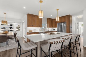 Fridge, microwave, oven, stovetop - ⚓Bayside Hideaway! Private pool with water view and canal side dock! ⚓ (Bradenton)