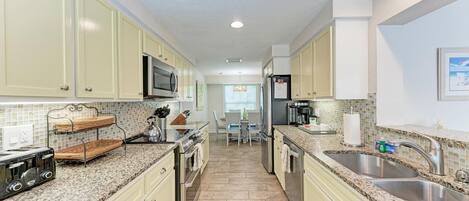 冷蔵庫、電子レンジ、食器洗い機、コーヒー / ティーメーカー