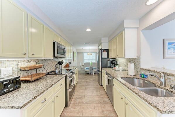 Fridge, microwave, dishwasher, coffee/tea maker - Coastal Breeze in Holmes Beach (Holmes Beach)