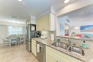 Fridge, microwave, dishwasher, coffee/tea maker - Coastal Breeze in Holmes Beach (Holmes Beach)