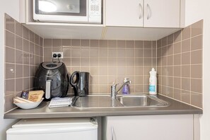 Fridge, microwave, cookware/dishes/utensils - Cozy Studio with Gym and Pool Near Chatswood Station (Liberty Grove)