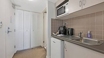 Réfrigérateur, micro-ondes, batterie de cuisine, vaisselle et ustensiles