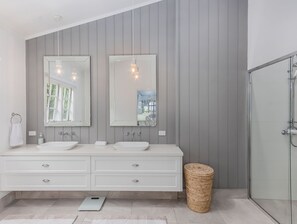 Luxury House, River View | Bathroom - Hamptons White House (Murwillumbah)