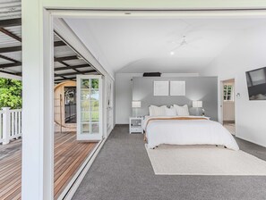 Luxury House, River View | 7 bedrooms, iron/ironing board, cots/infant beds, free WiFi - Hamptons White House (Murwillumbah)
