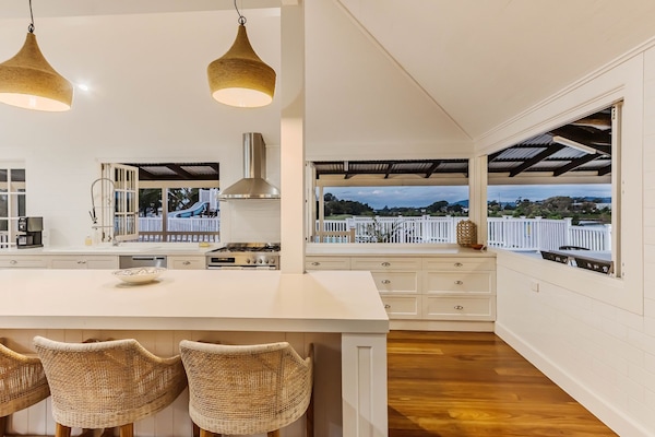 Luxury House, River View | Dining room