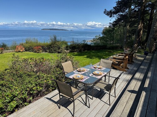 Sunset Hideaway - Oceanfront Bliss Minutes to Town