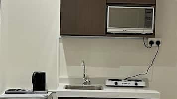 Design Room, City View | Private kitchen | Fridge, microwave, electric kettle, cookware/dishes/utensils
