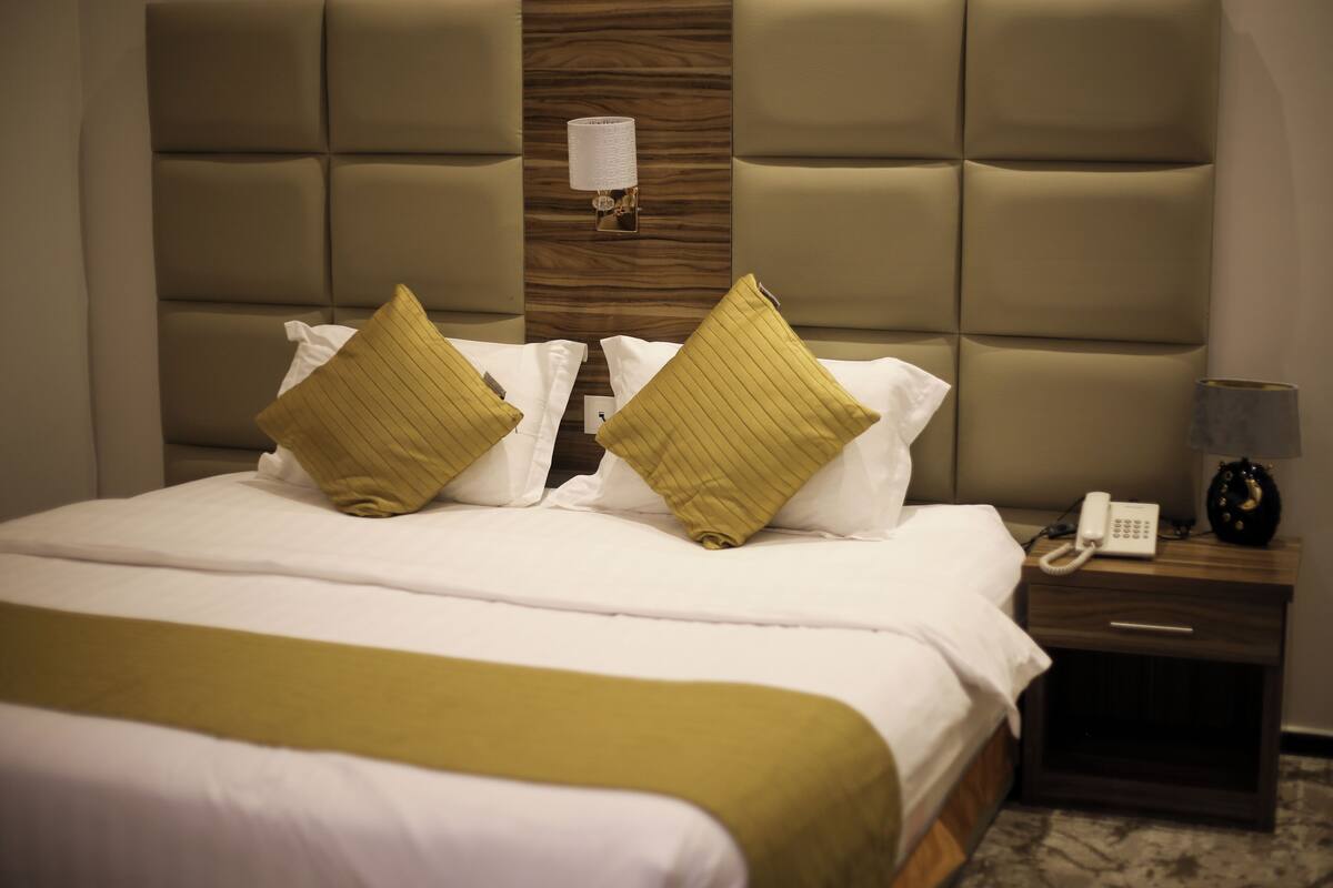 Design Room, City View | Egyptian cotton sheets, premium bedding, pillow-top beds, minibar