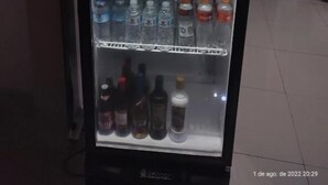 Máquina expendedora de bebidas con varios estantes que contienen diversas opciones, como refrescos, jugos y bebidas alcohólicas.