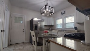 Fridge, microwave, oven, stovetop - 3-bedroom apartment Buffalo-Niagara Falls
easy parking (Buffalo)