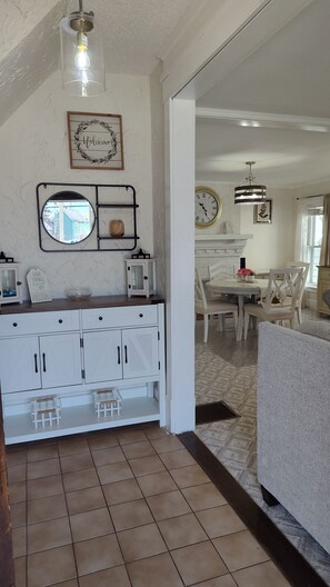 Interior - 3-bedroom apartment Buffalo-Niagara Falls 
easy parking (Buffalo)