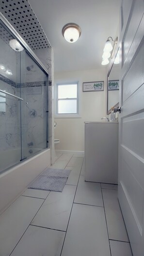 吹风机、毛巾、肥皂、卫生纸