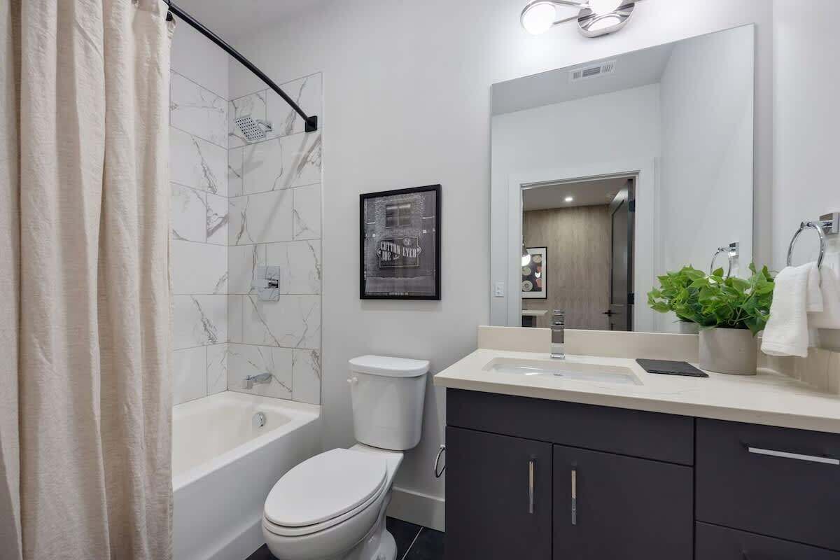 Un baño moderno con bañera, inodoro y lavamanos.