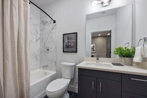 Douche, sèche-cheveux, serviettes fournies, shampoing