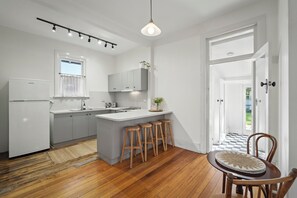 Refrigerador, horno, parrilla de estufa y tostadora 