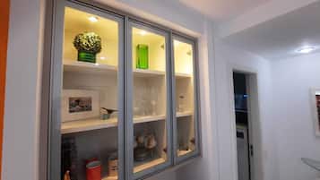 Televisi layar datar 42-inci dengan saluran TV kabel