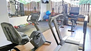 A gym with treadmills, stationary bikes, and weight machines. - Hospeda Pluss (Rio de Janeiro)