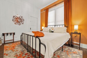 2 bedrooms, iron/ironing board, WiFi, bed sheets - Orange Street Cottage - Walk to Restaurants, Shops & Bars in Historic Downtown! (Hot Springs)