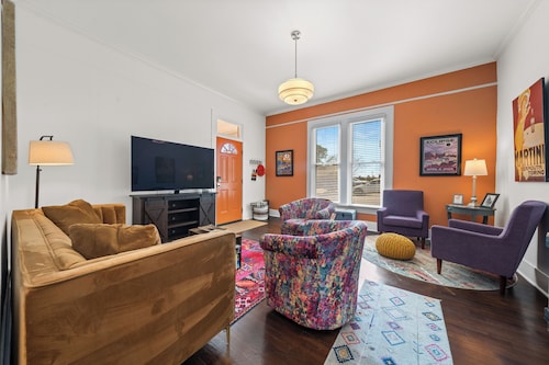 Orange Street Cottage - Walk to Restaurants, Shops & Bars in Historic Downtown!