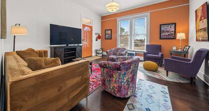 Orange Street Cottage - Walk to Restaurants, Shops & Bars in Historic Downtown!
