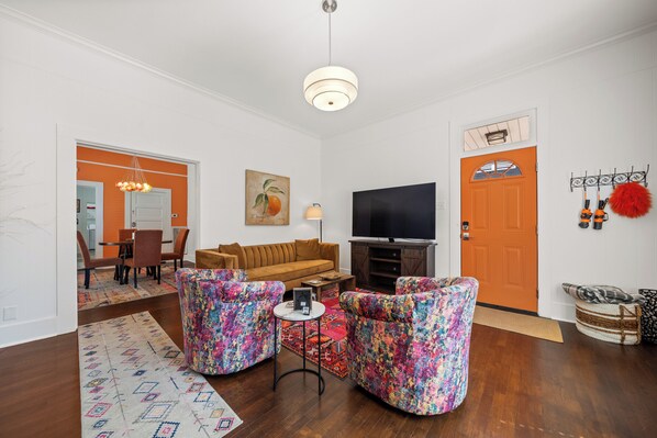 Smart TV - Orange Street Cottage - Walk to Restaurants, Shops & Bars in Historic Downtown! (Hot Springs)