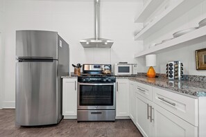 Microwave, oven, stovetop, dishwasher - Orange Street Cottage - Walk to Restaurants, Shops & Bars in Historic Downtown! (Hot Springs)