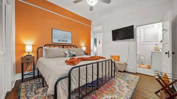 2 bedrooms, iron/ironing board, WiFi, bed sheets