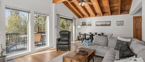 Smart-TV, Kamin, Tischfußball