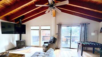 Smart-TV, Kamin, Tischfußball