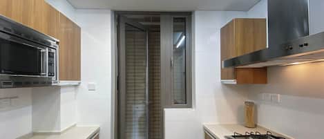 Condo, 2 chambres, vue sur la ville | Cuisine privée | Réfrigérateur, four à micro-ondes, surface de cuisson