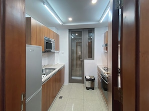 Bloc d'apartaments, 2 dormitoris, vistes a la ciutat | Cuina privada | Frigorífic, microones i placa de cuina