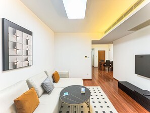 コンドミニアム 2 ベッドルーム シティビュー | リビング エリア | 55 cmのテレビ (デジタル放送視聴可)