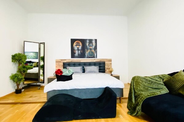 2 bedrooms, desk, bed sheets