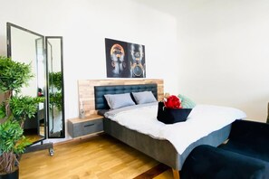 2 bedrooms, desk, bed sheets