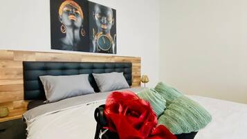 2 Schlafzimmer, Schreibtisch, Bettwäsche