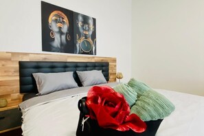 2 bedrooms, desk, bed sheets