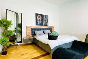 2 室のベッドルーム、デスク、ベッドシーツ