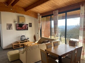 Living area - Stay, view of the Pyrenees (Villarzel-du-Razès)