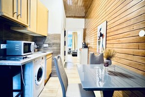 Mikrobølgeovn, kokeplater, kaffetrakter/tekoker og vannkoker