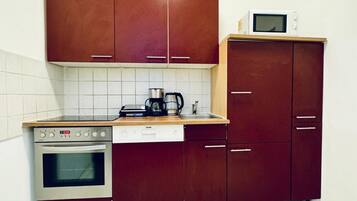 Een koelkast, een magnetron, een oven, een kookplaat