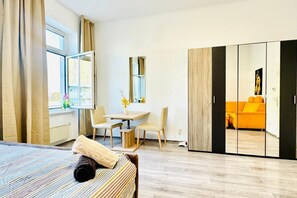 1 bedroom, desk, WiFi, bed sheets - Nice Room in a Shared Apt, 10Min to FAC Platz (Vienna)
