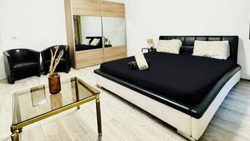 Ein Schlafzimmer mit Bett, Nachttisch, Spiegel, Kleiderschrank und Stuhl.