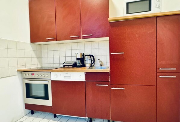 Kühlschrank, Mikrowelle, Ofen, Herdplatte