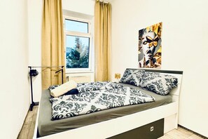 1 bedroom, desk, WiFi, bed sheets - Cozy Room in a Shared Apt, 10Min to FAC Platz (Vienna)